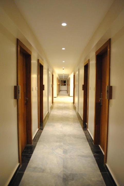 Hotel Landmark Ratnāgiri Esterno foto