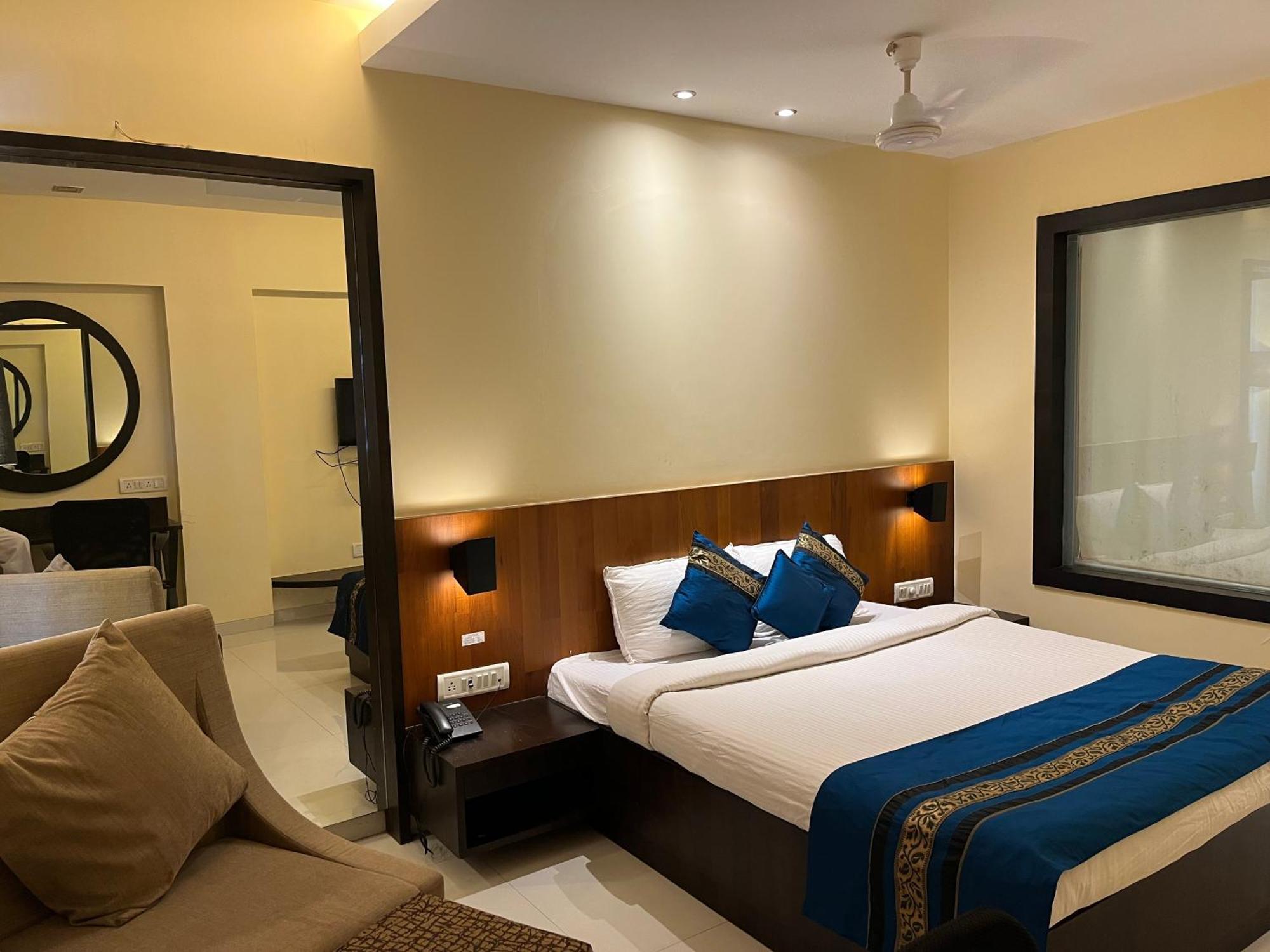 Hotel Landmark Ratnāgiri Esterno foto