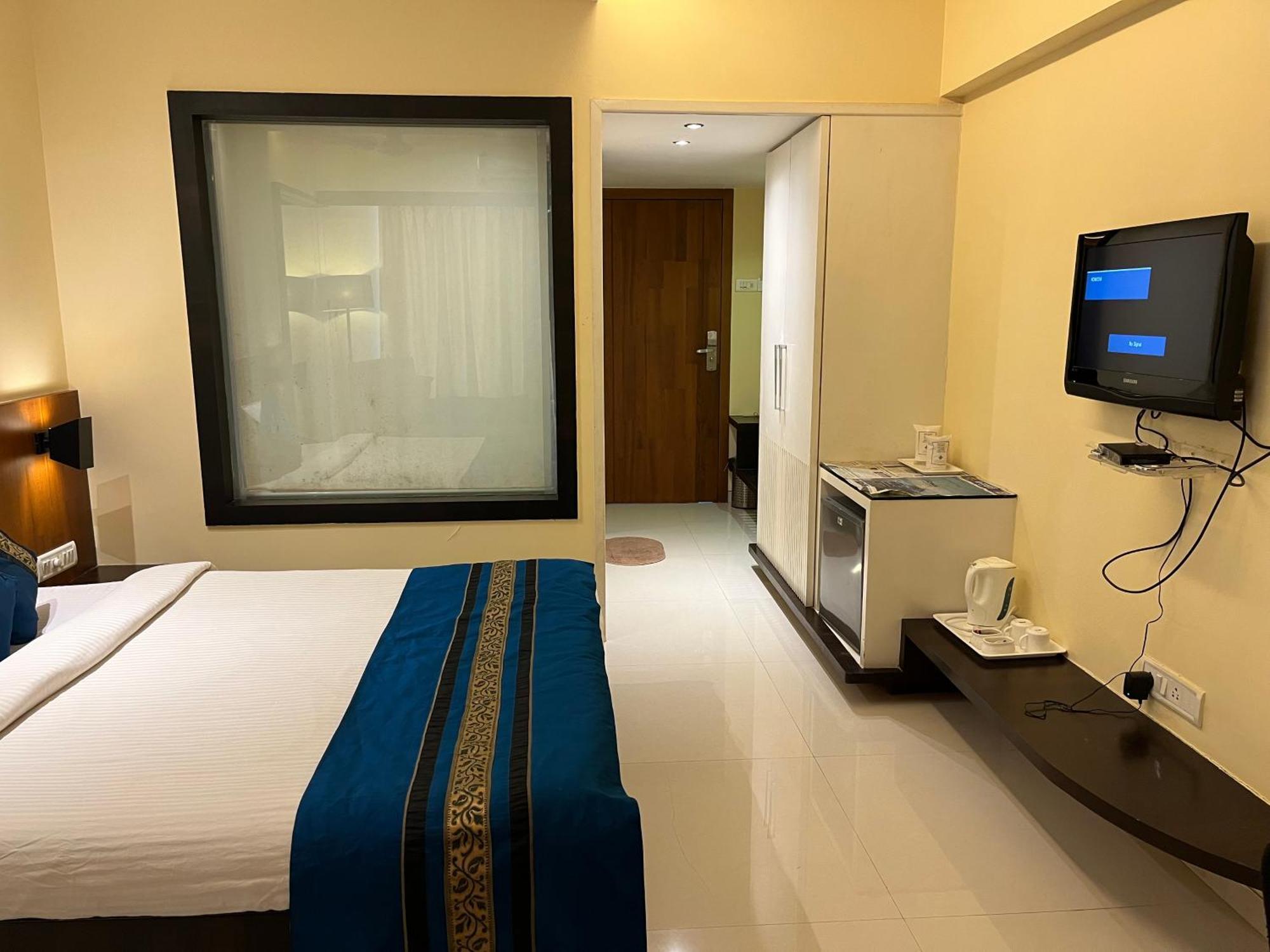 Hotel Landmark Ratnāgiri Esterno foto