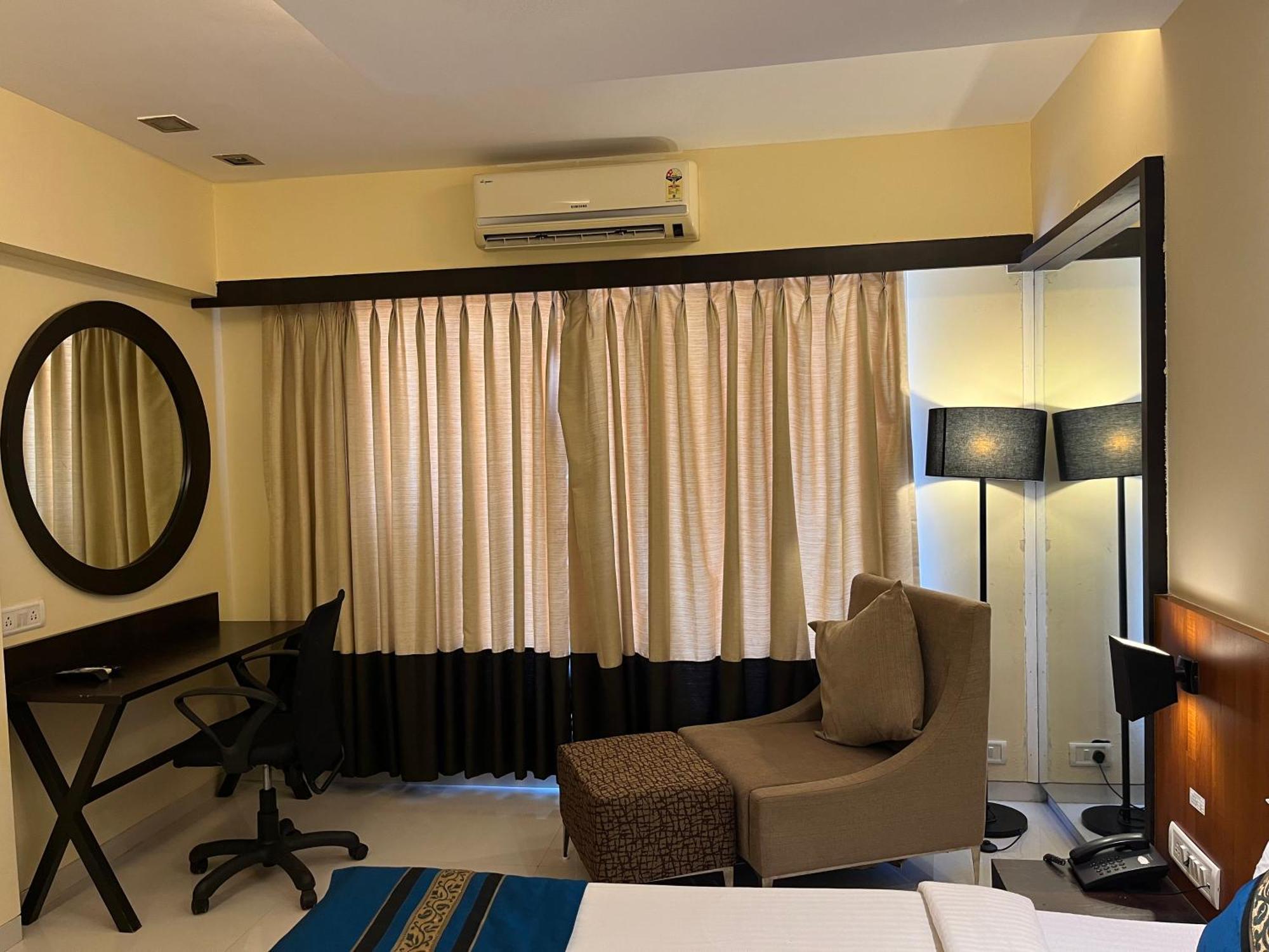 Hotel Landmark Ratnāgiri Esterno foto