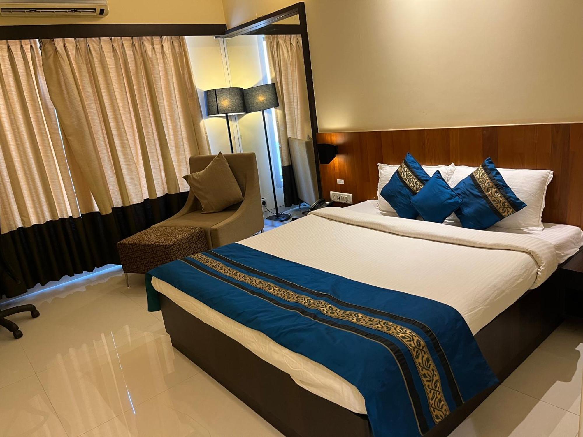 Hotel Landmark Ratnāgiri Esterno foto