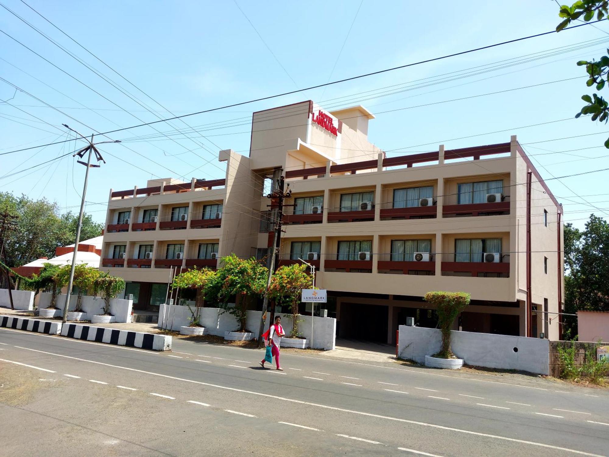 Hotel Landmark Ratnāgiri Esterno foto
