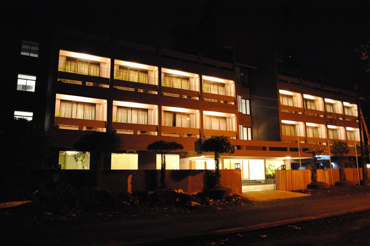 Hotel Landmark Ratnāgiri Esterno foto