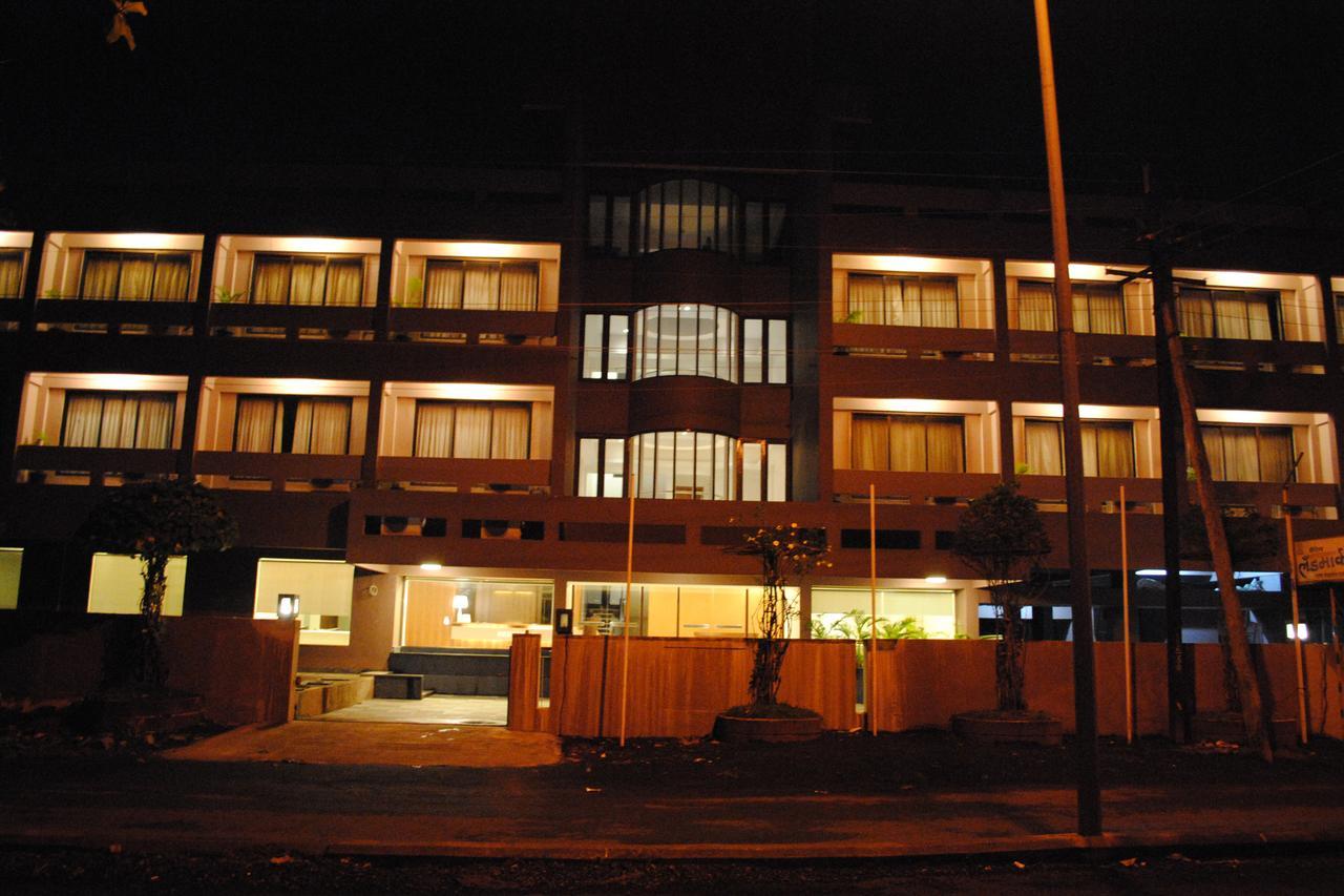 Hotel Landmark Ratnāgiri Esterno foto