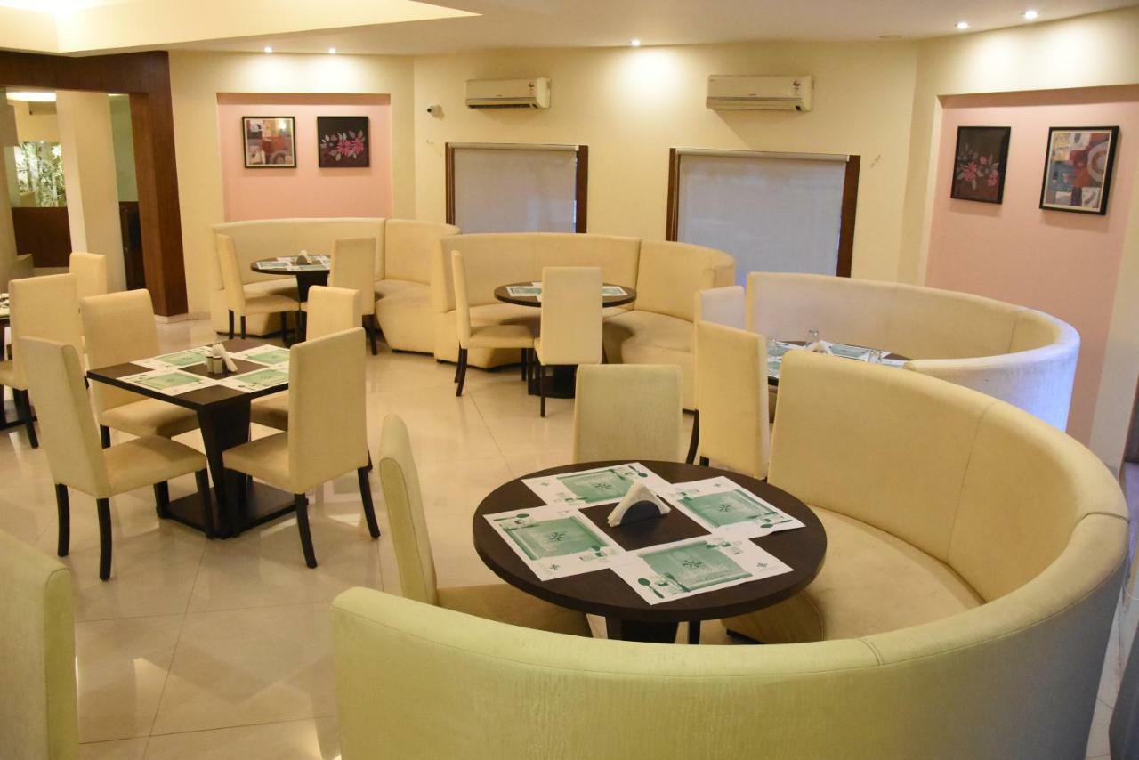 Hotel Landmark Ratnāgiri Esterno foto