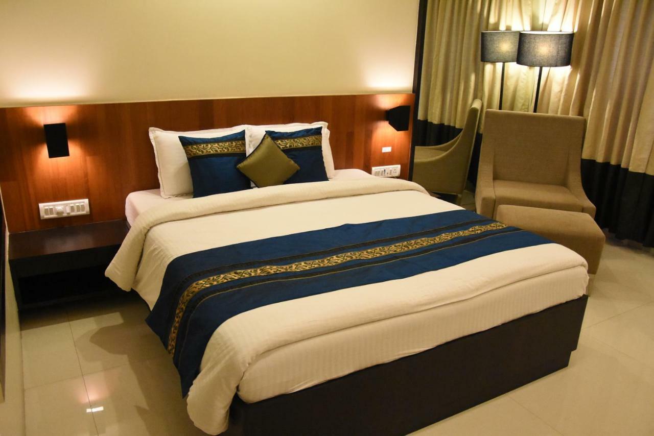 Hotel Landmark Ratnāgiri Esterno foto