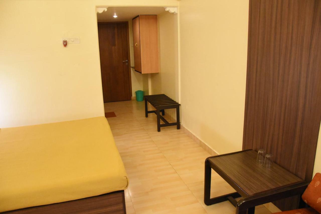 Hotel Landmark Ratnāgiri Esterno foto