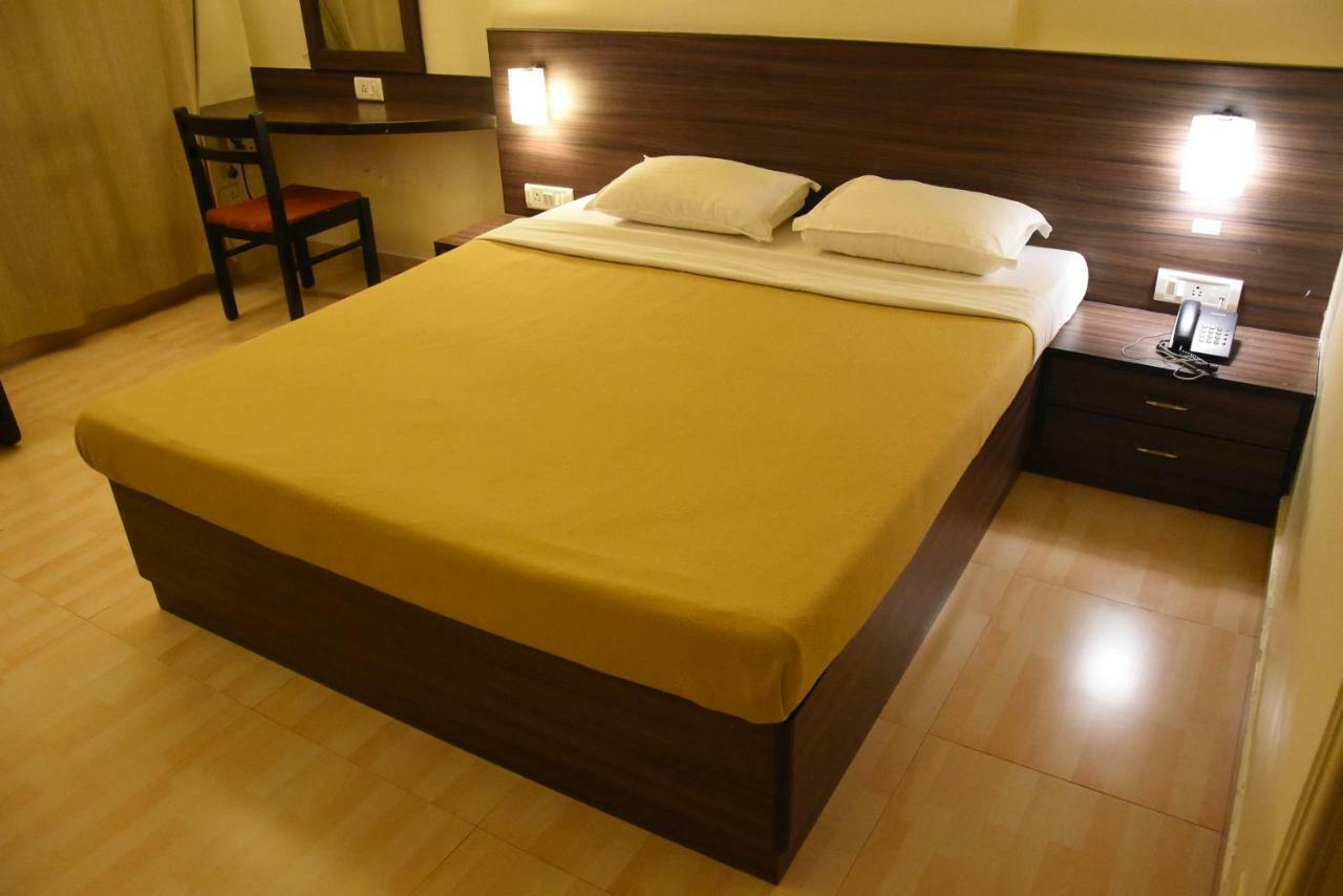 Hotel Landmark Ratnāgiri Esterno foto